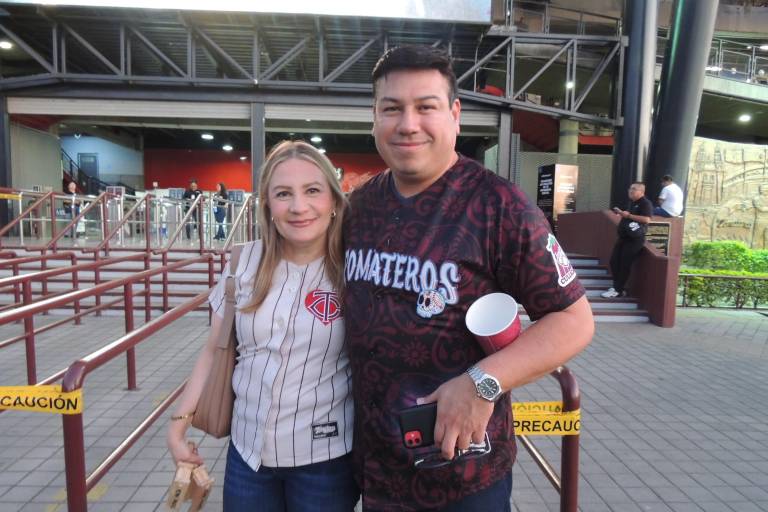 Brindan sinaloenses su apoyo a Tomateros en la serie final contra Charros de Jalisco