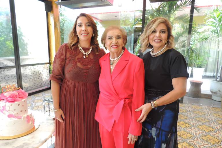 Festejan a Gloria Silvia Gastélum por sus 87 años de vida