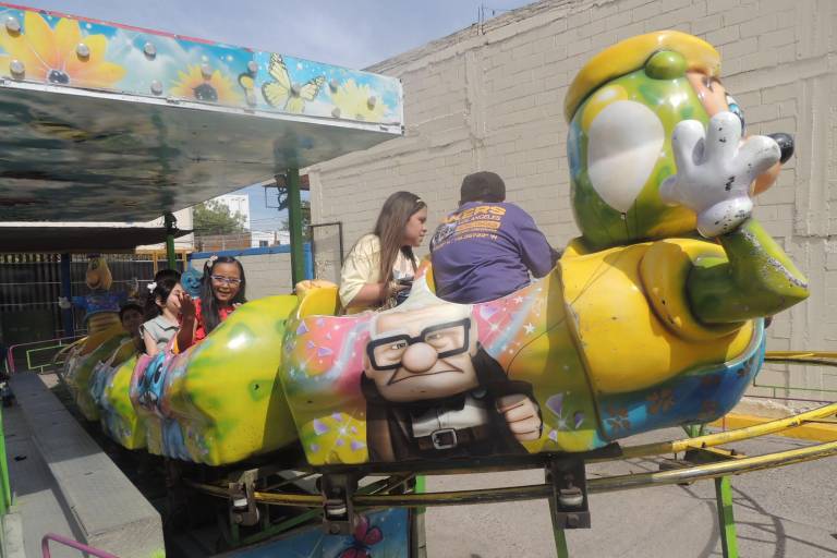 Con juegos mecánicos, trampolín y música celebran su Día del Niño