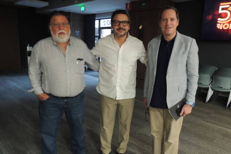 Comparten periodistas su experiencia en el panel ‘De la Tinta al Pixel’