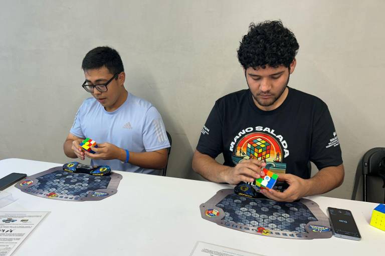 Exhiben su destreza en el primer torneo de cubo Rubik en Mazatlán