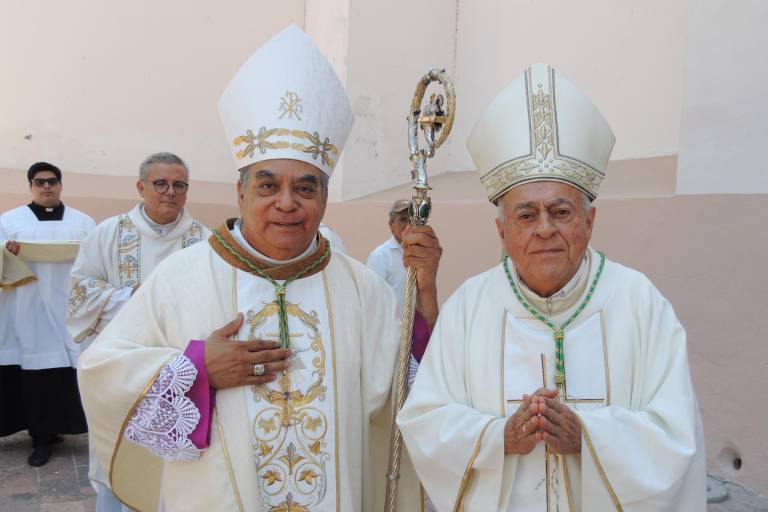 Celebran fieles católicos la tradicional Misa Crismal en Catedral
