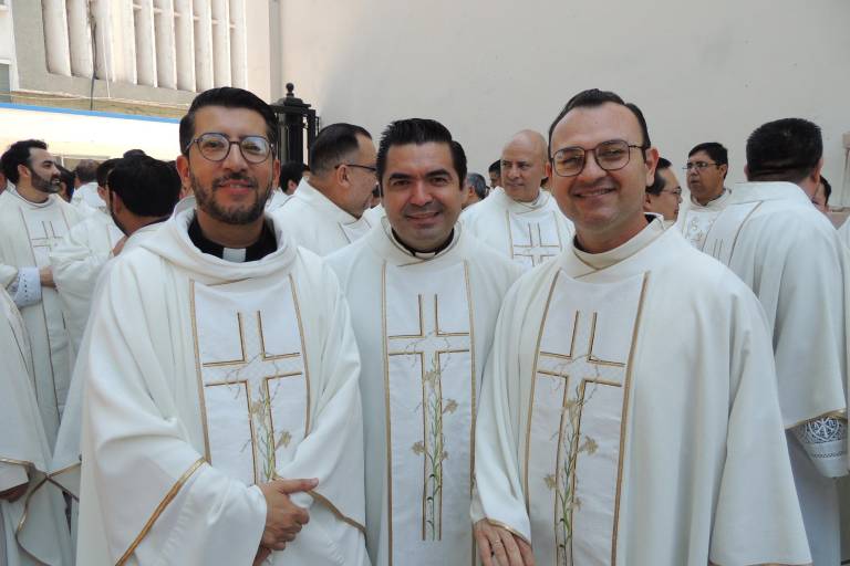 Celebran fieles católicos la tradicional Misa Crismal en Catedral