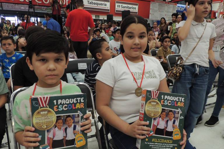 Recompensa Casa Ley a los niños y niñas más sobresalientes