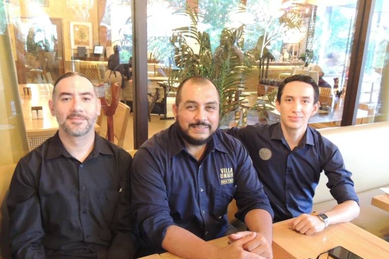 Comparten charlas desde la barra en ‘Tragos &amp; Esencia’, en Humaya Restaurante