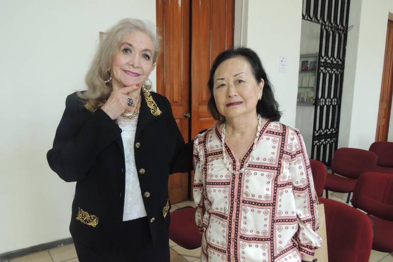 Aplauden la nueva obra de Élmer Mendoza