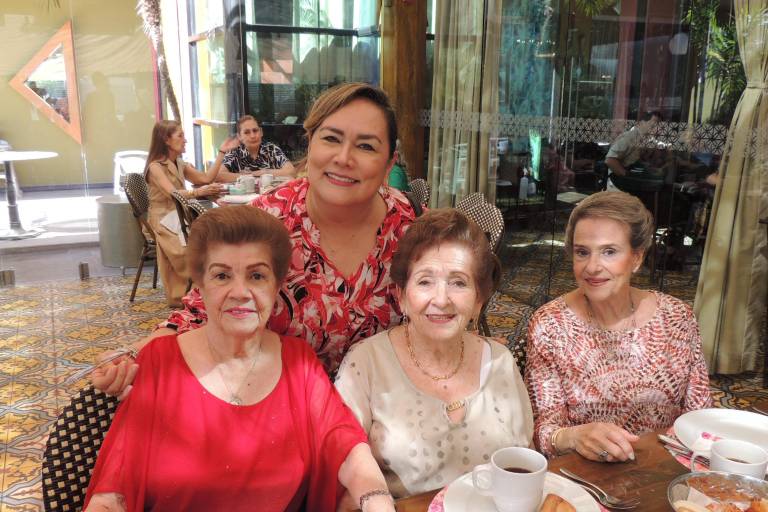 Festejan a Gloria Silvia Gastélum por sus 87 años de vida