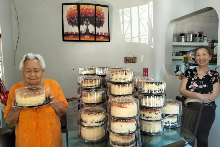 Desde pasteles, cenas o juguetes, Nadia entrega un poco de felicidad a personas que lo necesitan.