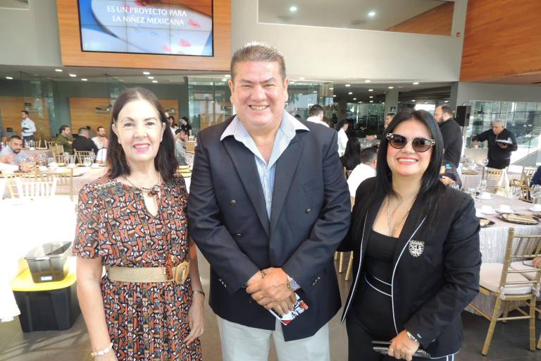 Disfrutan socios del Grupo Red Canaco de grata reunión