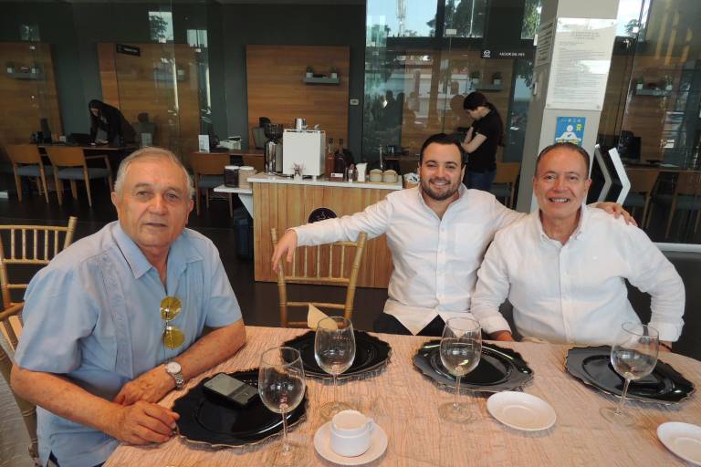 Disfrutan socios del Grupo Red Canaco de grata reunión