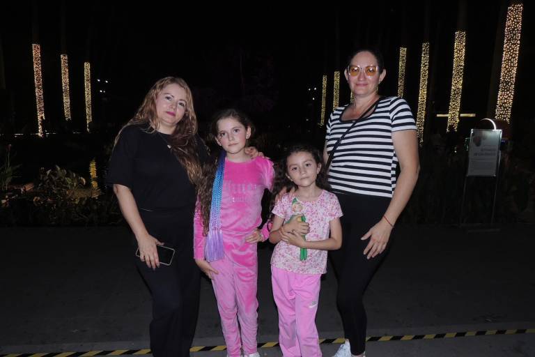 Disfrutan familias la Navidad rodeados de luz