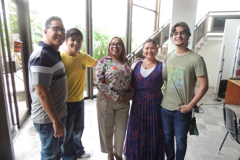 Disfrutan de la poesía de Tania Hernández en el CELIT