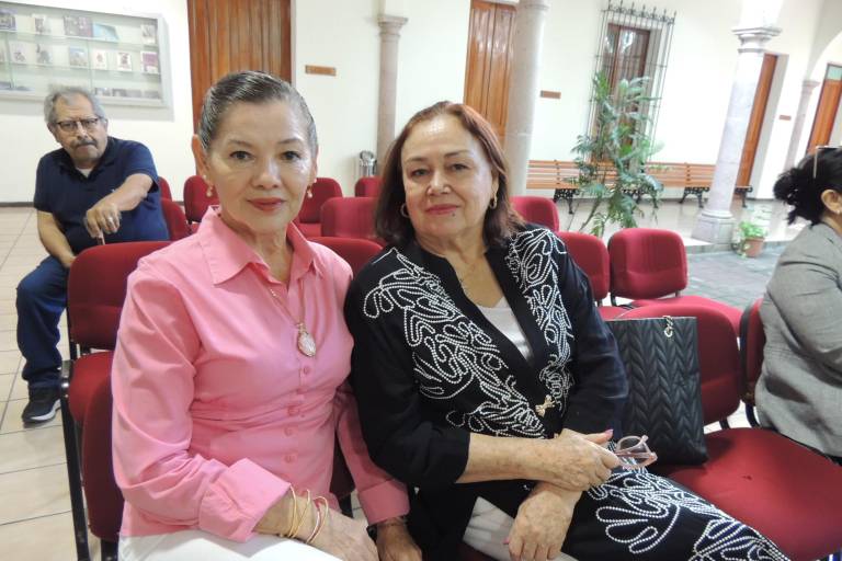 Aplauden lectores la obra de Mónica Lavín