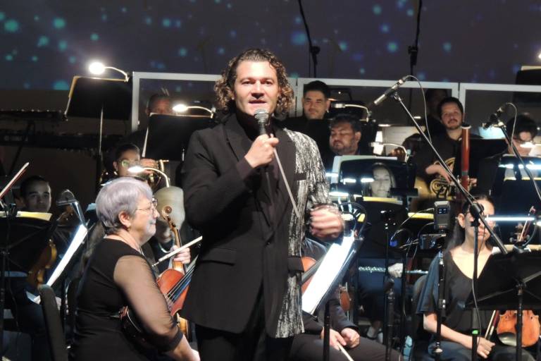 Viven sinaloenses nostálgico recorrido por clásicos de Disney con la OSSLA y Josu Okiñena