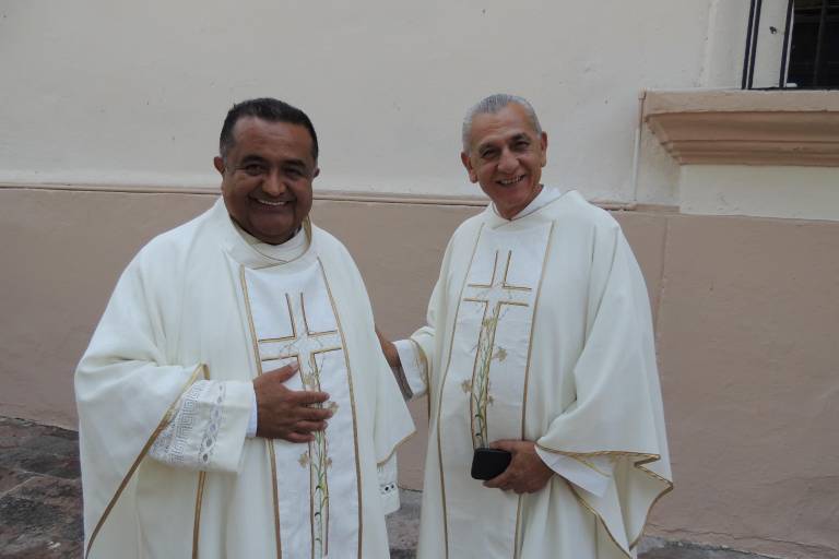 Celebran fieles católicos la tradicional Misa Crismal en Catedral