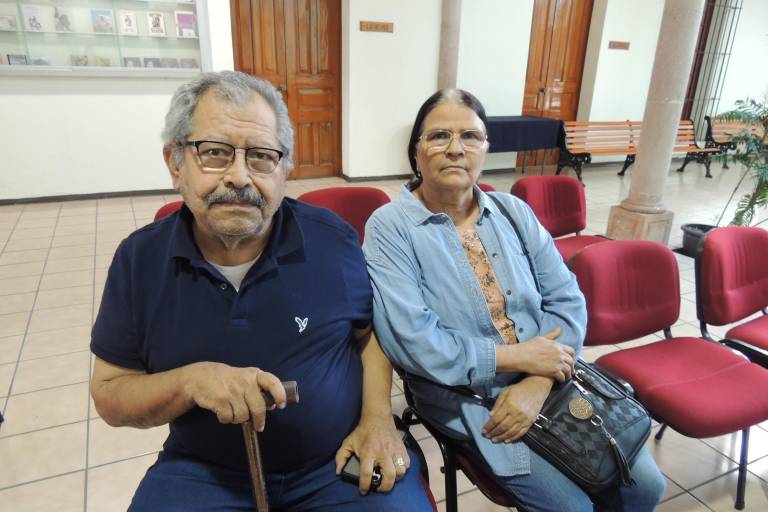 Aplauden lectores la obra de Mónica Lavín