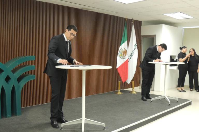 Realizan alumnos de Tecmilenio la firma de sus títulos universitarios