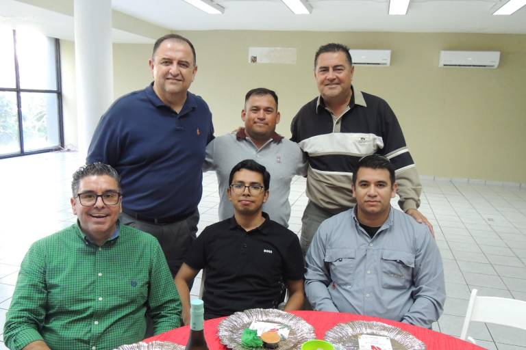 Disfrutan colaboradores de Noroeste su tradicional posada navideña