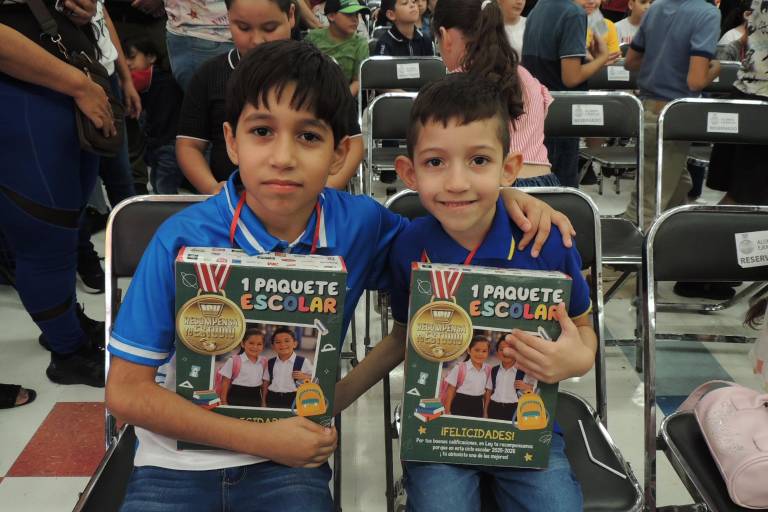 Recompensa Casa Ley a los niños y niñas más sobresalientes