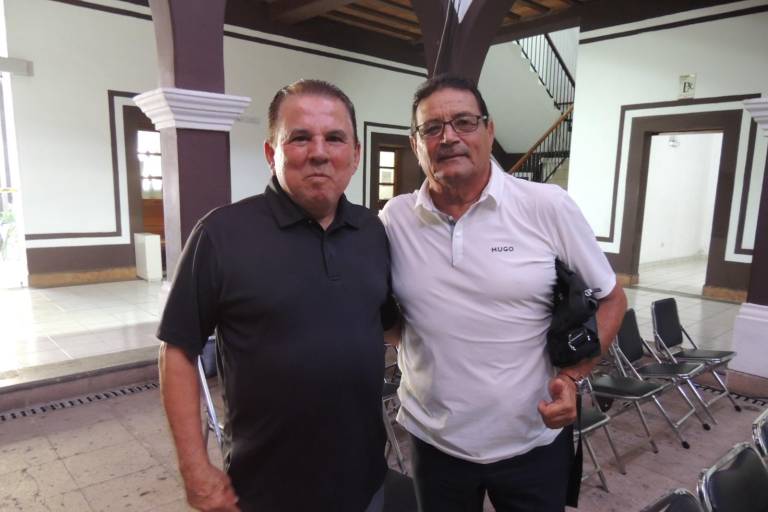 Acompañan a Federico Pérez en la presentación de su libro