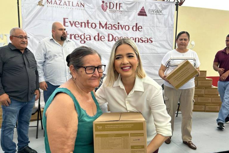 Entregan despensas a familias en situación vulnerable de Mazatlán