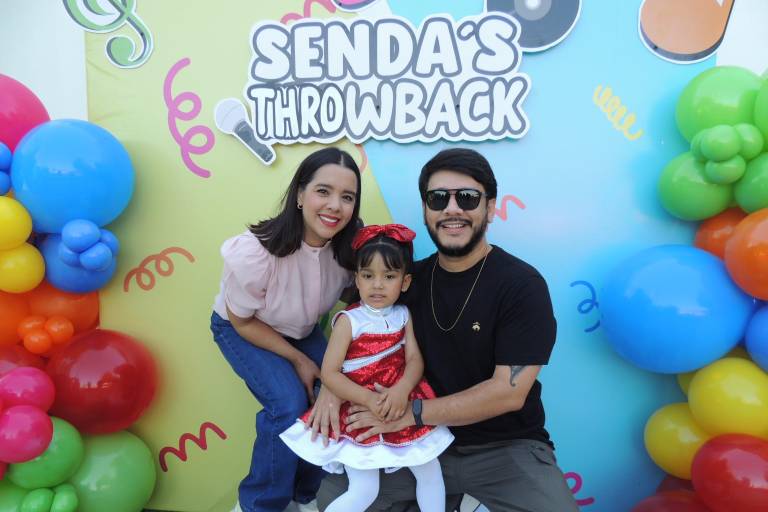 Disfrutan alumnos y padres de familia de su Festival de Primavera Senda’s Throwback
