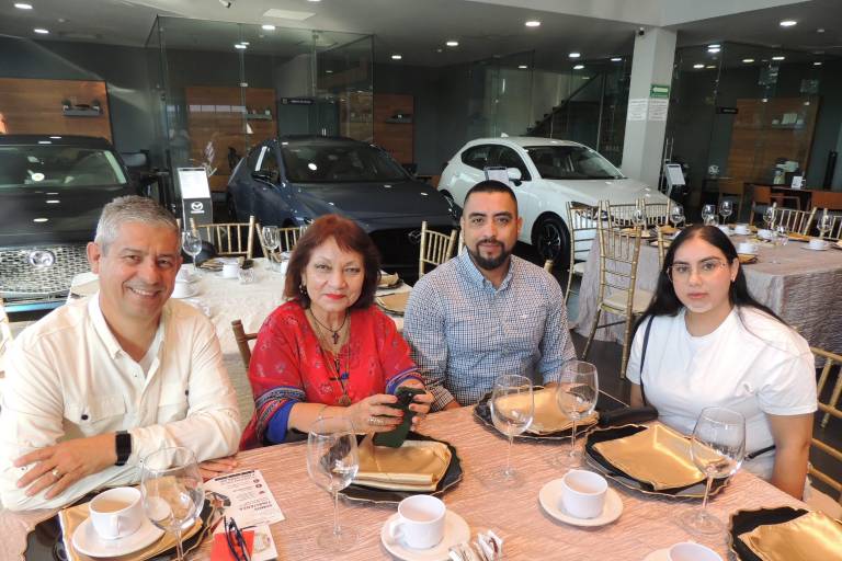 Disfrutan socios del Grupo Red Canaco de grata reunión