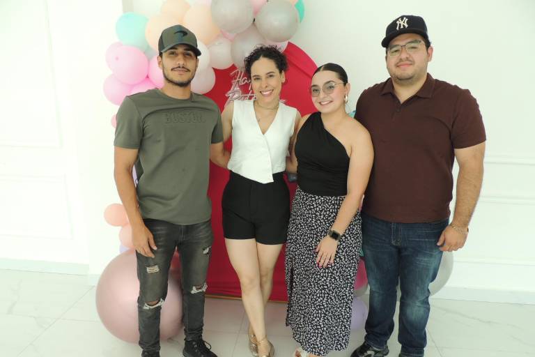 Con una piscinada, celebra Kenia Sofía sus 28 años