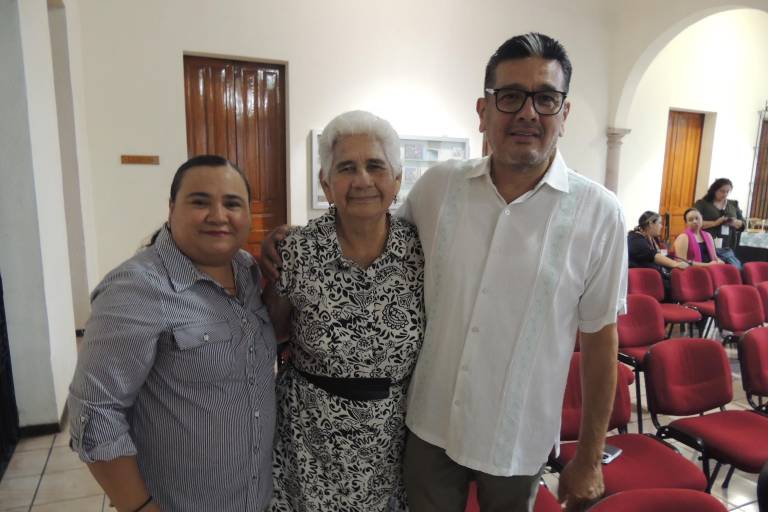 Premian la trayectoria de Martha Alicia Araujo, en el periodismo