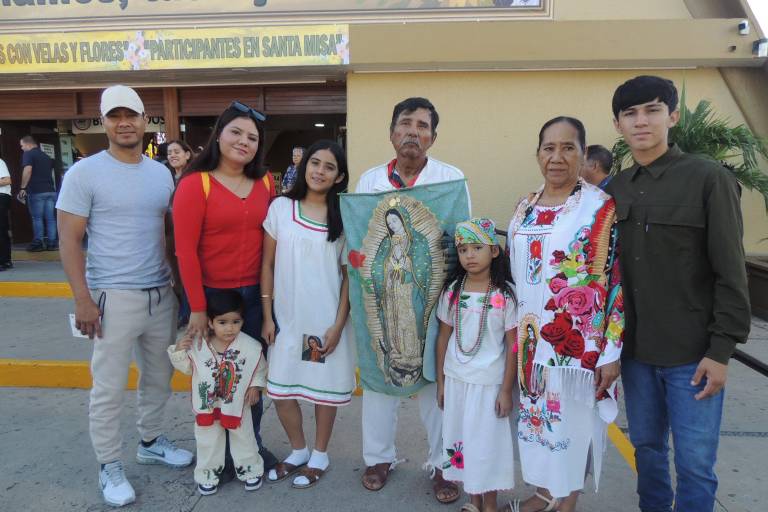 Cantan sinaloenses ‘Las Mañanitas’ a la Virgen de Guadalupe en su día