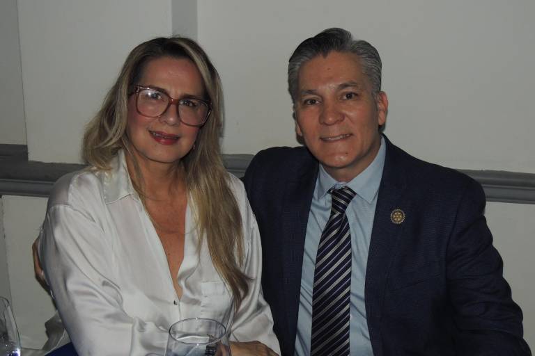 Disfrutan rotarios de queso, pan y vino con causa