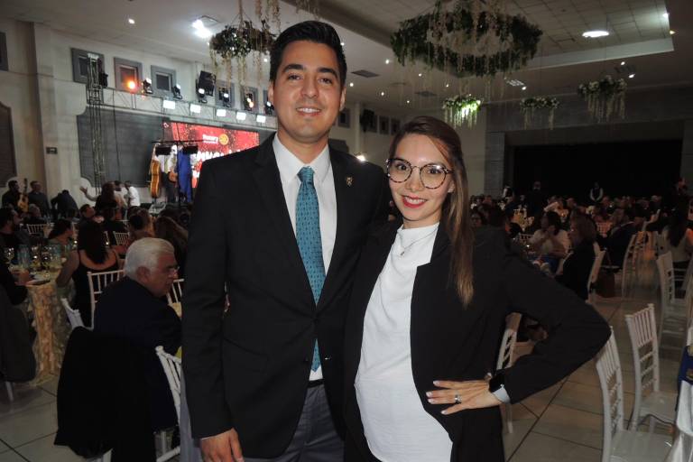 Disfrutan rotarios de queso, pan y vino con causa