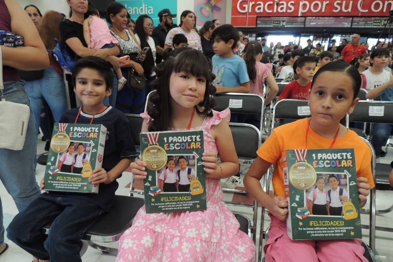 Recompensa Casa Ley a los niños y niñas más sobresalientes