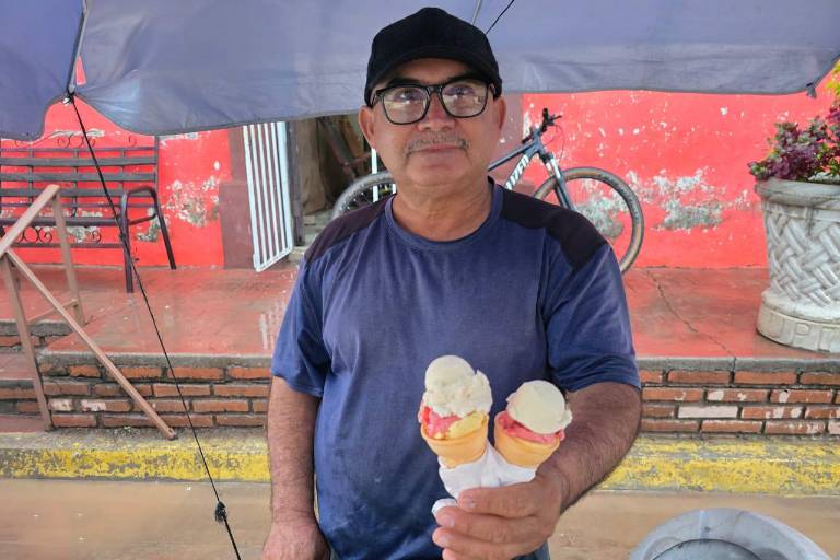 Luis Alonso preserva el oficio de la nieve de garrafa que aprendiera de sus suegros en Cacalotán