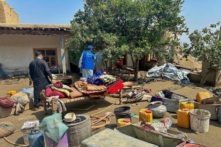 Aumenta a 800 cifra de personas muertas por sismo en Afganistán