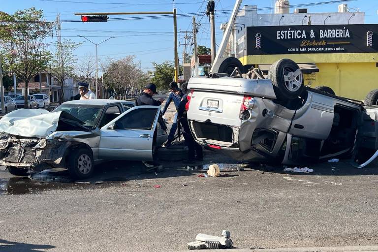 Choque provoca volcadura de un vehículo y deja a una mujer y un menor de edad heridos en Culiacán