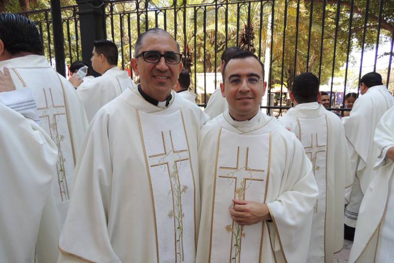 Celebran fieles católicos la tradicional Misa Crismal en Catedral