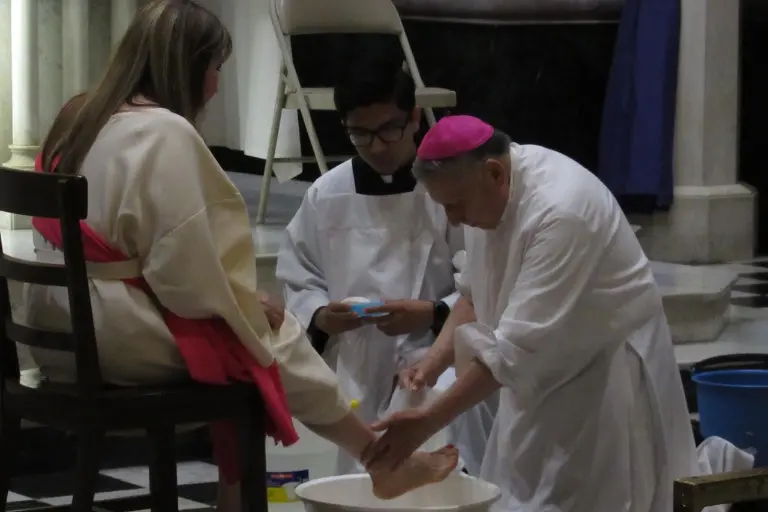 El Obispo Mario Espinosa Contreras encabezó el Lavatorio de Pies en la Catedral Basílica de la Inmaculada Concepción, como parte de la celebración del Jueves Santo.