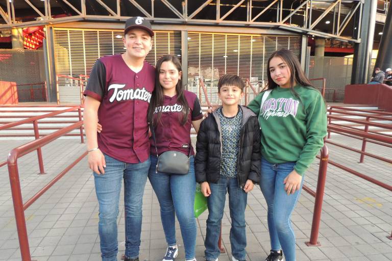 Brindan sinaloenses su apoyo a Tomateros en la serie final contra Charros de Jalisco