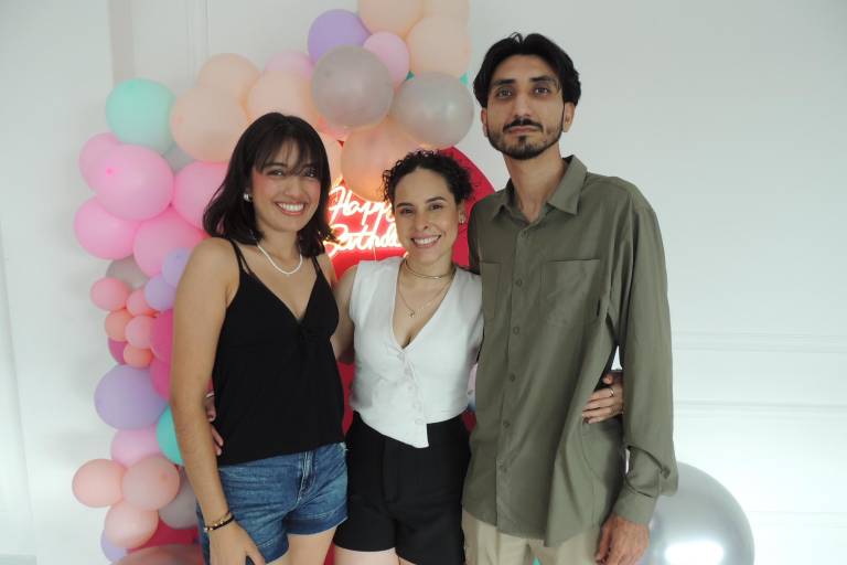 Con una piscinada, celebra Kenia Sofía sus 28 años