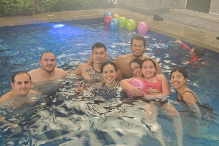 Con una piscinada, celebra Kenia Sofía sus 28 años