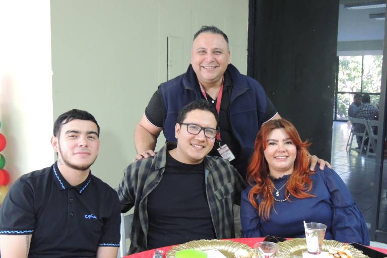 Disfrutan colaboradores de Noroeste su tradicional posada navideña