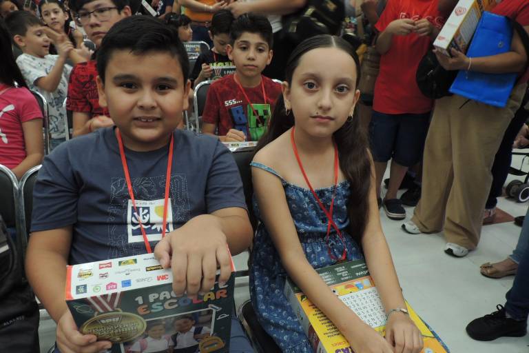 Recompensa Casa Ley a los niños y niñas más sobresalientes