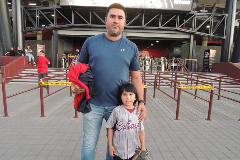 Brindan sinaloenses su apoyo a Tomateros en la serie final contra Charros de Jalisco