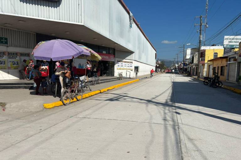Aunque la calle ya se terminó, falta que se de el fraguado para poder abrirla al tránsito vehicular.