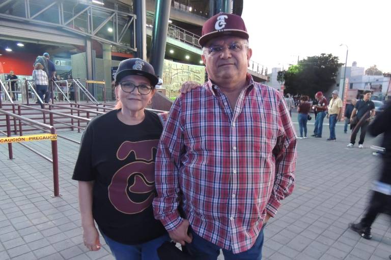 Brindan sinaloenses su apoyo a Tomateros en la serie final contra Charros de Jalisco