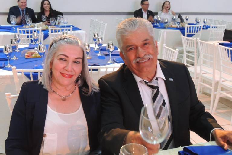 Disfrutan rotarios de queso, pan y vino con causa