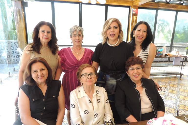 Festejan a Gloria Silvia Gastélum por sus 87 años de vida