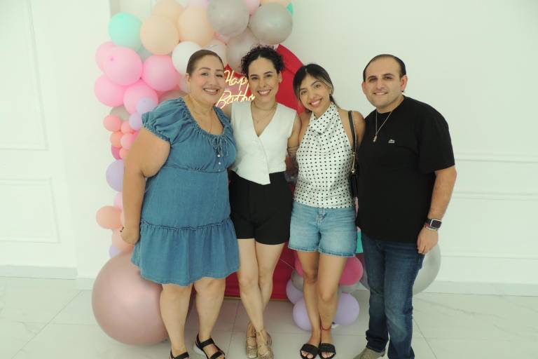 Con una piscinada, celebra Kenia Sofía sus 28 años
