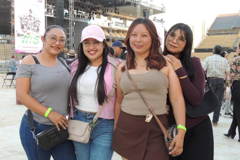 Bailan y cantan al ritmo de la Banda MS